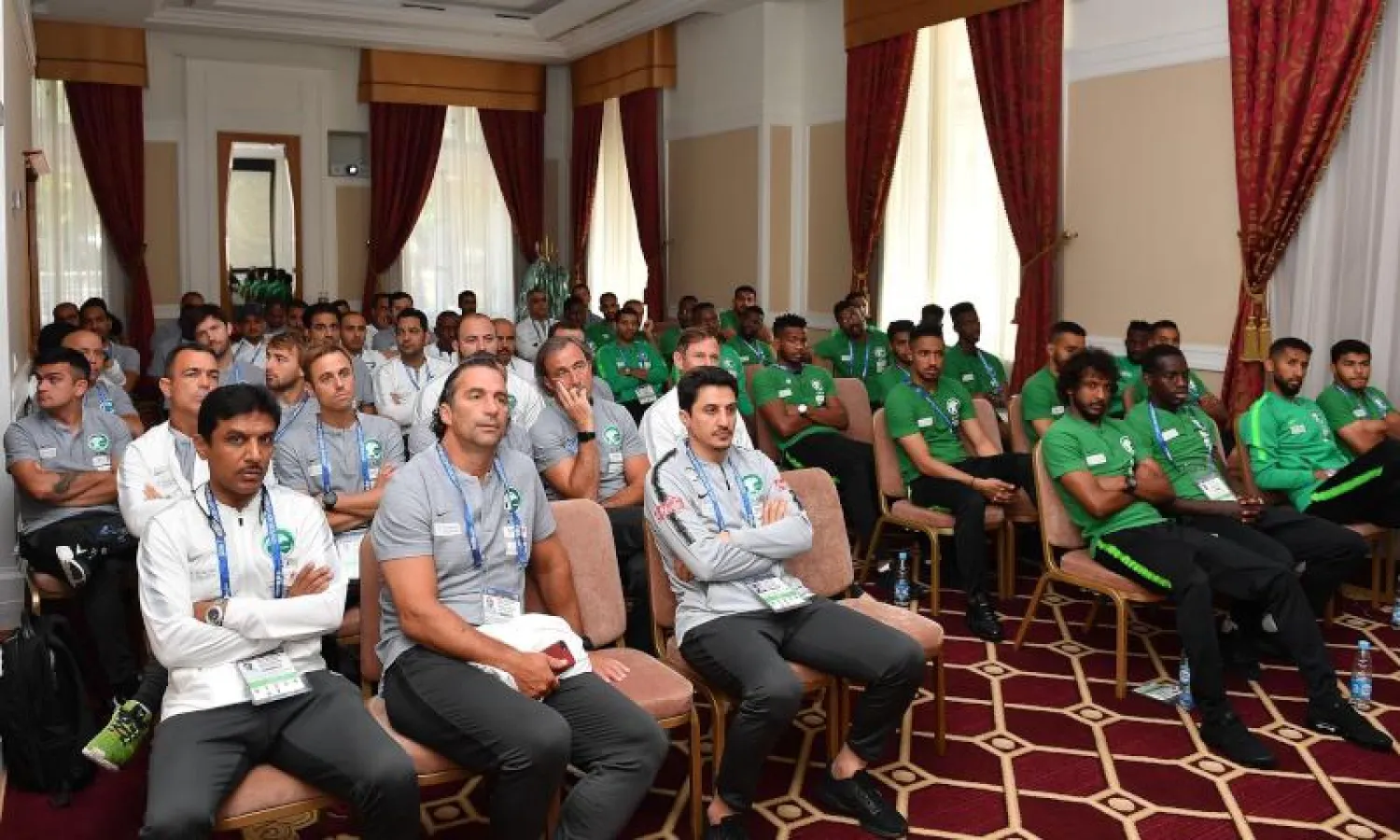 جانب من اجتماع اللجنة المنظمة للمونديال ببعثة الأخضر السعودي في مدينة سانت بطرسبرغ الروسية («الشرق الأوسط»)