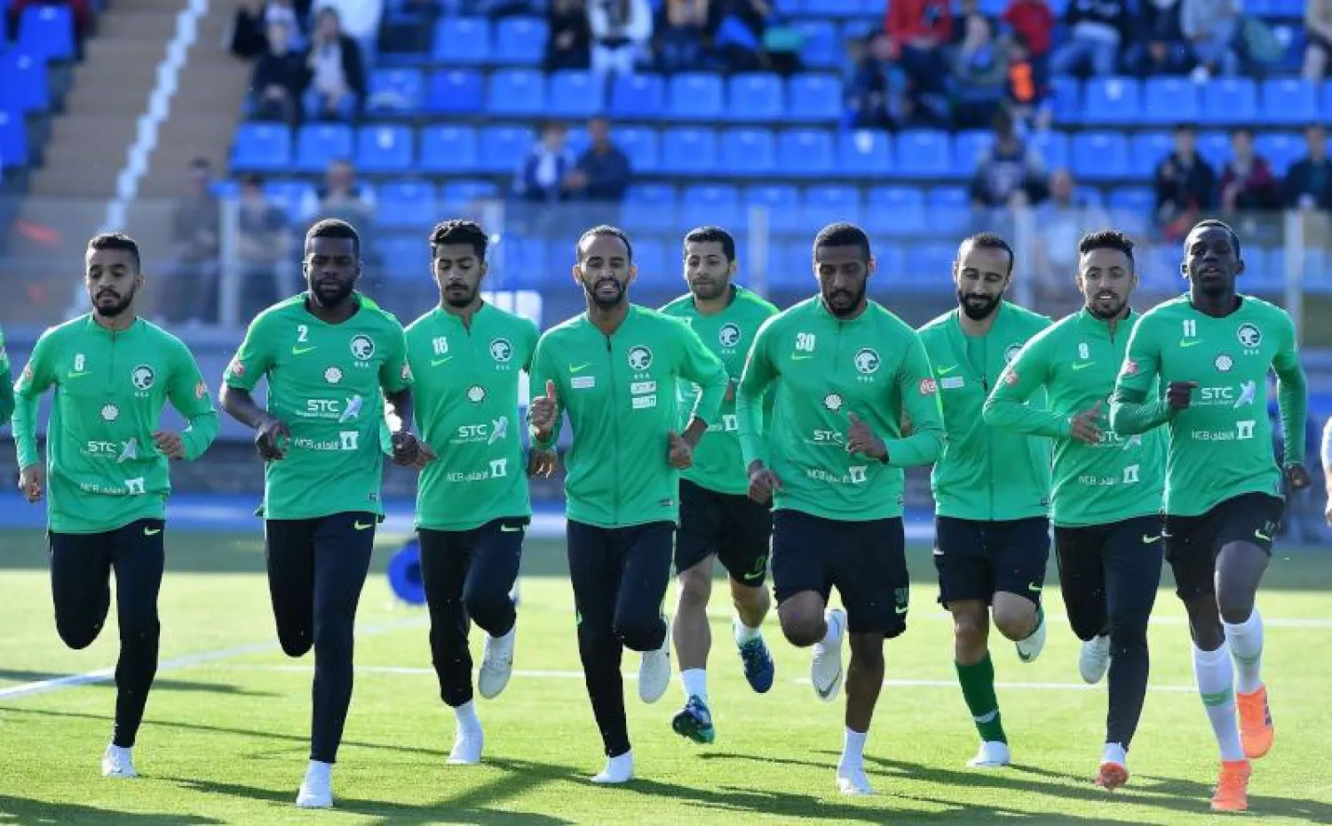 جانب من تدريبات المنتخب السعودي على استاد بتروفسكي الرياضي في مدينة سانت بطرسبرغ الروسية («الشرق الأوسط»)