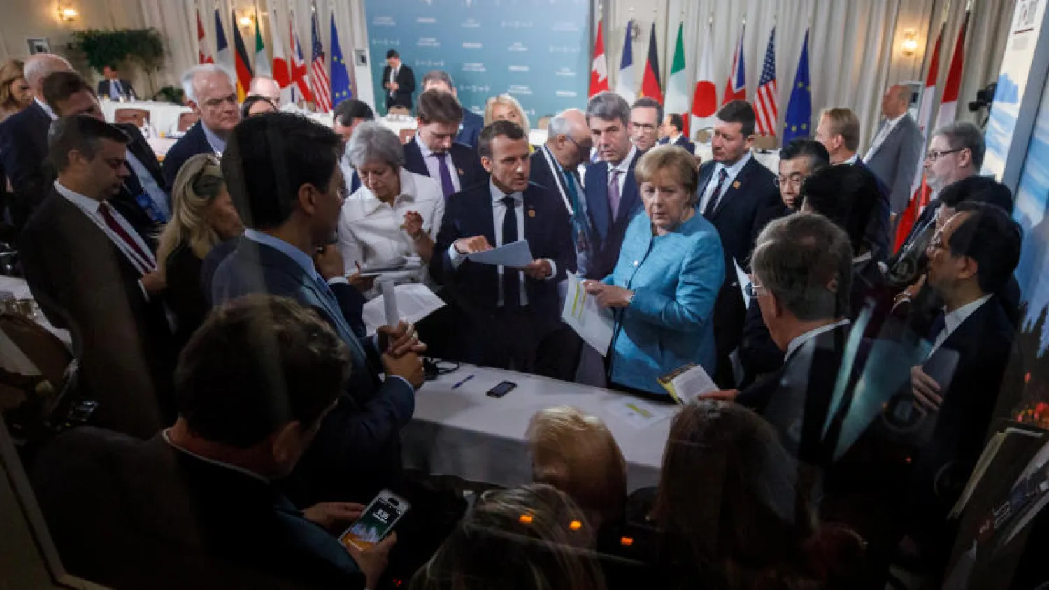 الرئيس الفرنسي إيمانويل ماكرون خلال قمة مجموعة السبع (رويترز)