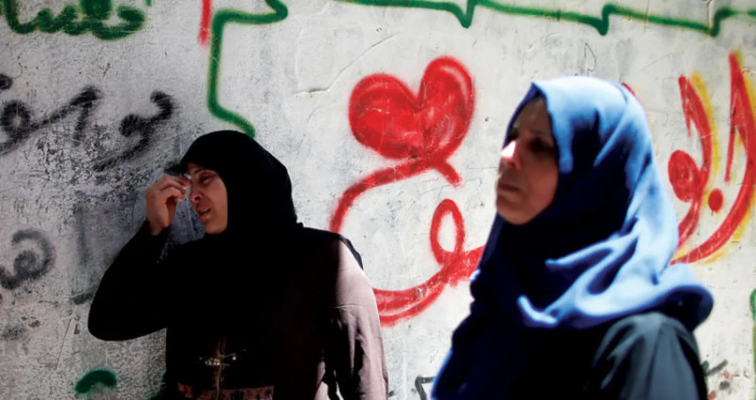 قريبتان ليوسف الفصيح الذي سقط برصاص جنود الاحتلال الإسرائيلي خلال تشييع جنازته أول من أمس (رويترز)