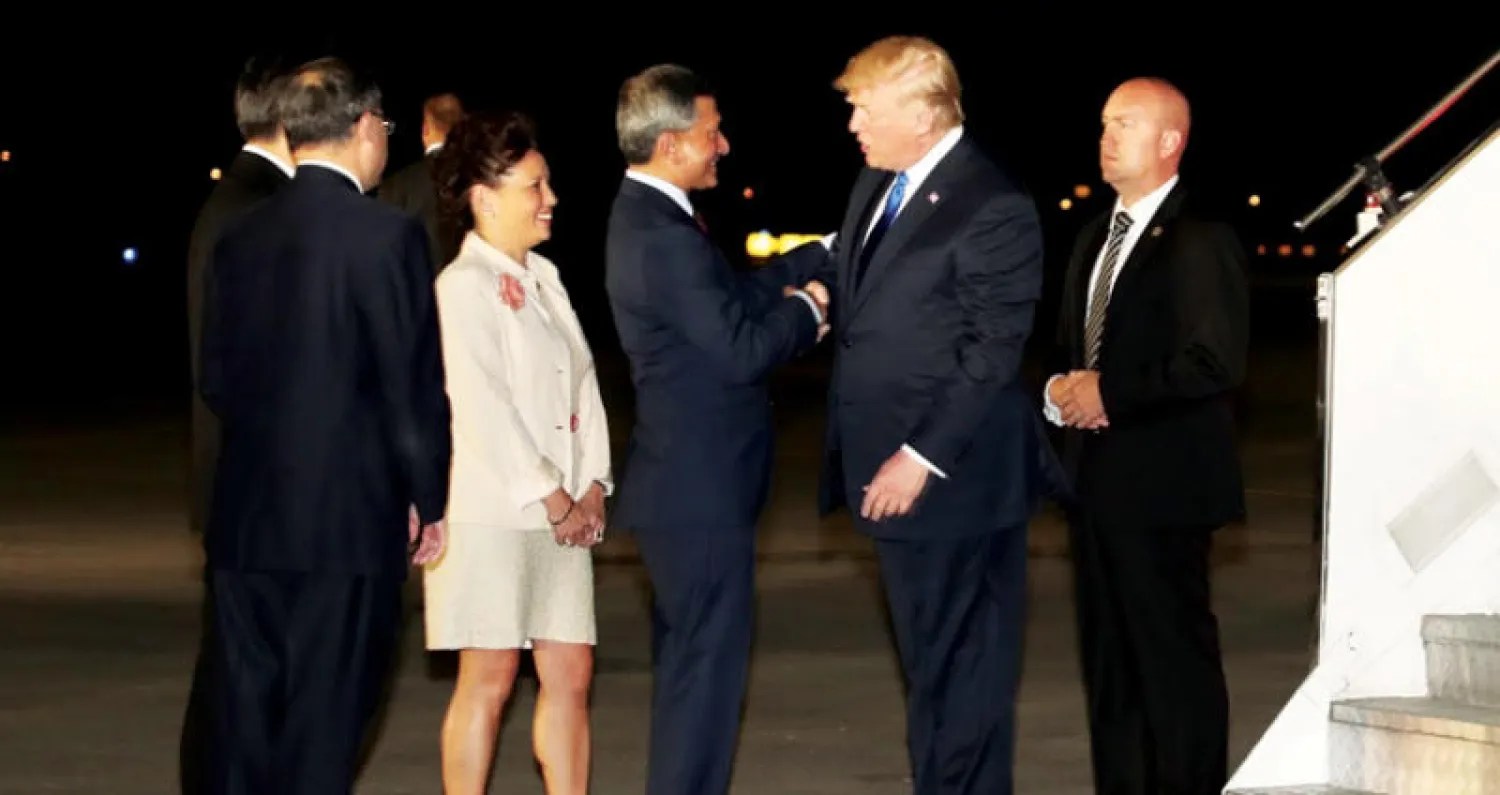 وزير الخارجية السنغافوري يستقبل الرئيس الأميركي لدى وصوله إلى سنغافورة أمس (إ.ب.أ)