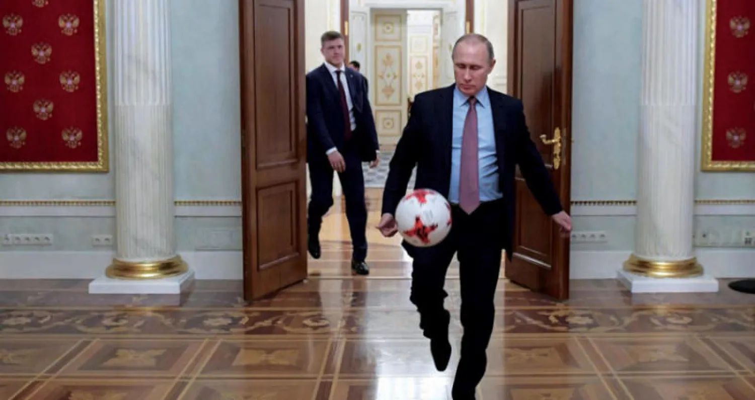 بوتين يلعب بالكرة مع قرب بدء مونديال 2018 في روسيا (رويترز)