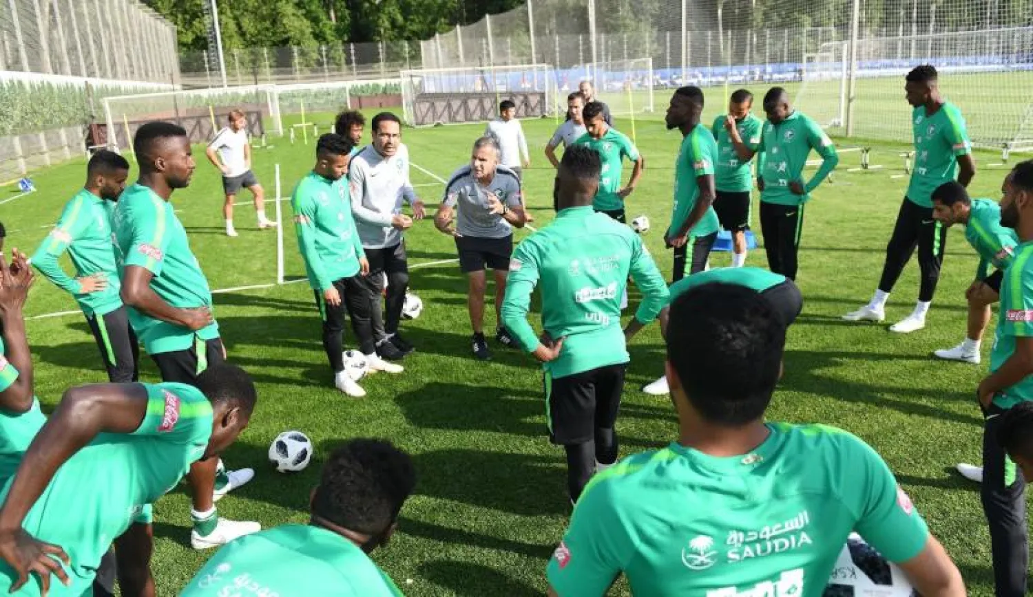 الأرجنتيني بيتزي المدير الفني للأخضر السعودي في حديث مع اللاعبين («الشرق الأوسط»)