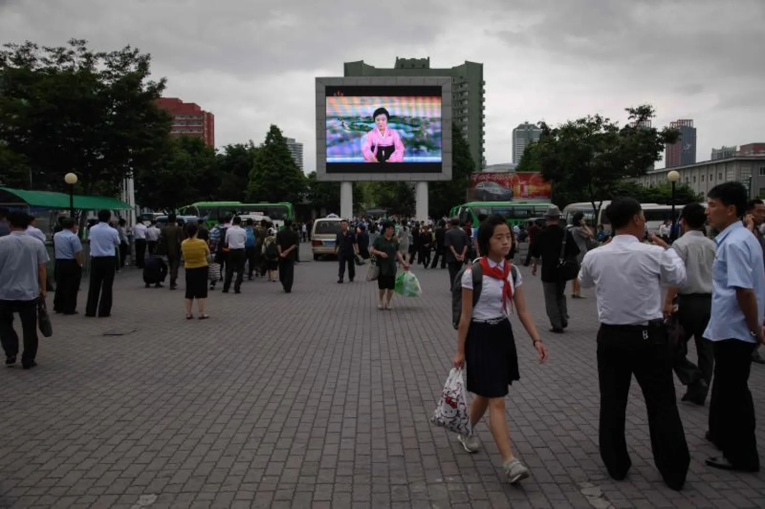 ري شون هي، على شاشات الأخبار الكورية اليوم لتعلن عن القمة التاريخية (أ.ف.ب)