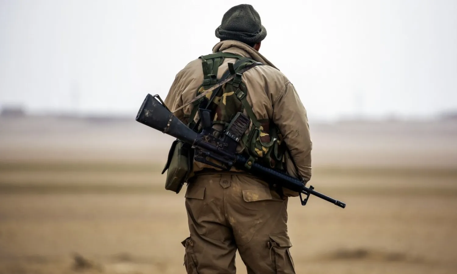 A member of the Syrian Democratic Forces (SDF) stands guard near the village of Bir Fawaz, 20km north of Raqqa on February 8, 2017. Photo: AFP / Delil Souleiman