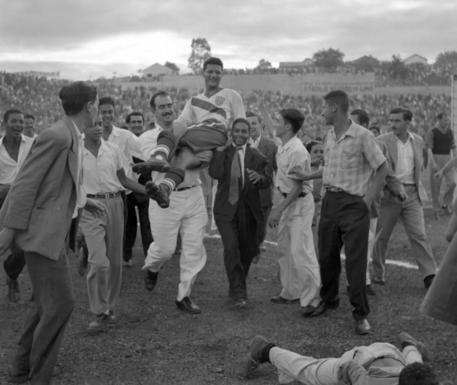 احتفال المنتخب الأميركي عام 1950 بانتصاره التاريخي في ذلك الوقت على إنجلترا - أسوشيتد برس