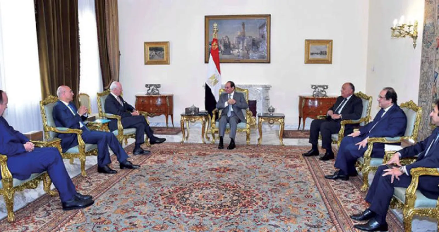 الرئيس السيسي مستقبلاً المبعوث الخاص للأمم المتحدة الى سوريا ستيفان دي ميستورا أمس («الشرق الأوسط»)