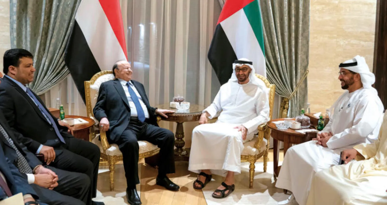 ولي عهد أبوظبي الشيخ محمد بن زايد لدى استقباله الرئيس اليمني عبد ربه منصور هادي في أبوظبي أمس (وام)