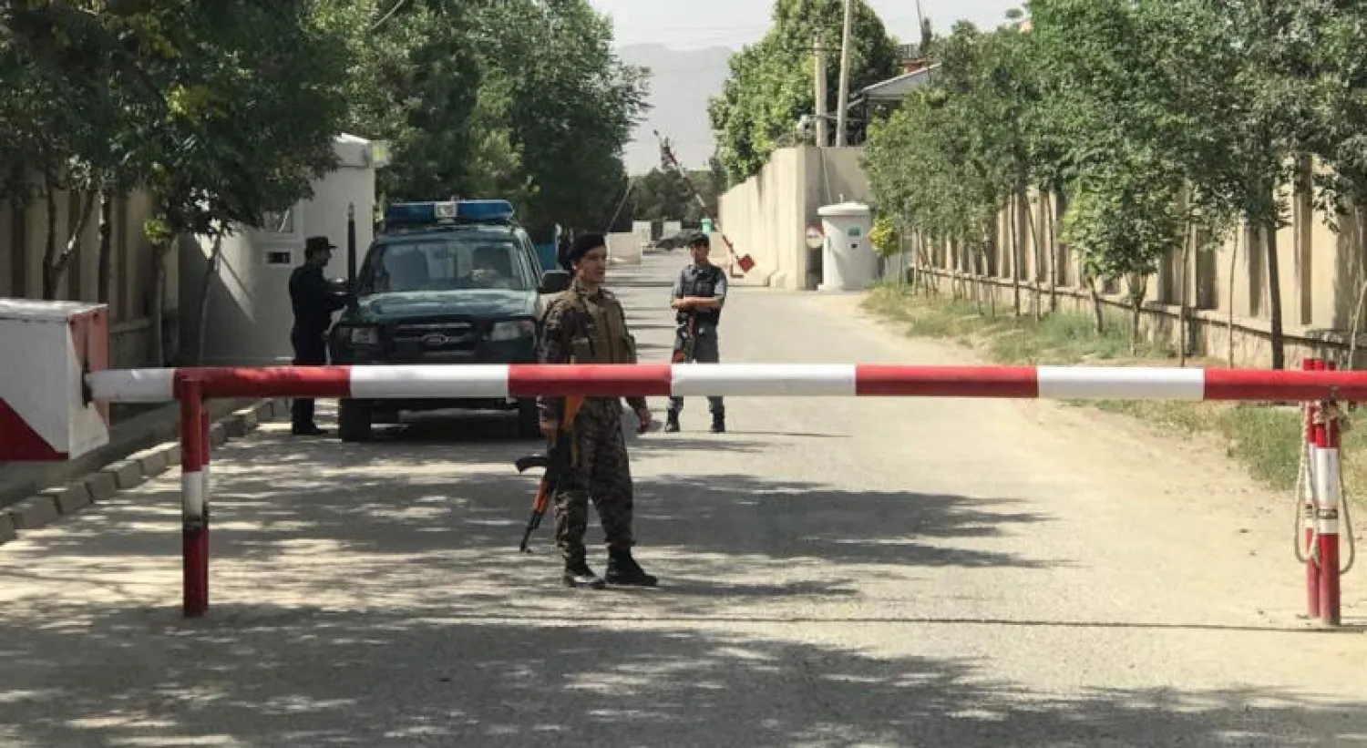 قوات أمن أفغانية تضرب طوقاً أمنياً (رويترز)