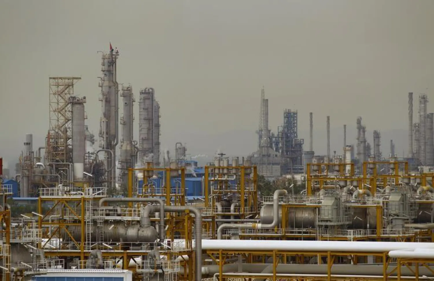 Gas refineries are seen in Asalouyeh, 1,000 km (621 miles) south of Tehran, January 27, 2011. (File Photo: Reuters)
