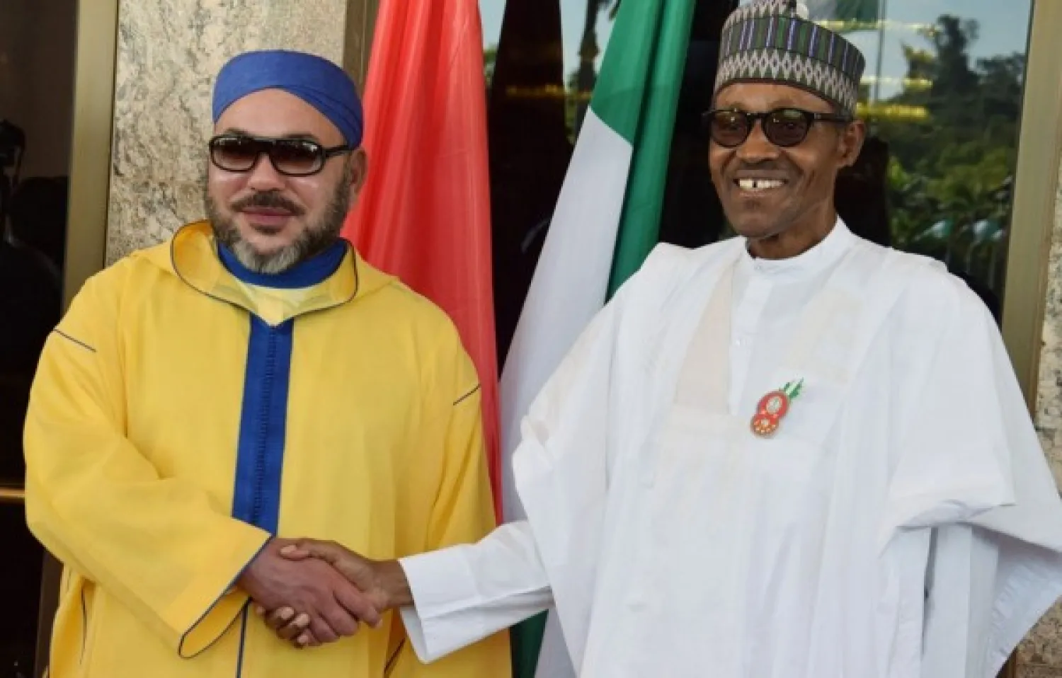 Nigerian President Muhammadu Buhari (R) shakes hand with King of Morocco Mohammed VI upon his arrival at the presidential palace in Abuja, on December 2, 2016. Photo: Philip Ojisua / AFP 
