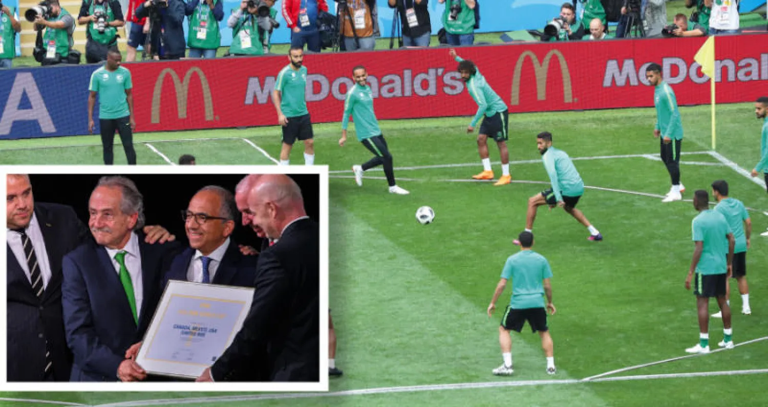 لاعبو المنتخب السعودي أثناء المران في موسكو أمس (إ.ب.أ) وفي الإطار رئيس «فيفا» ورؤساء اتحادات أميركا وكندا والمكسيك لدى إعلان فوز الملف المشترك باستضافة «مونديال 2026» في موسكو أمس (أ.ف.ب)