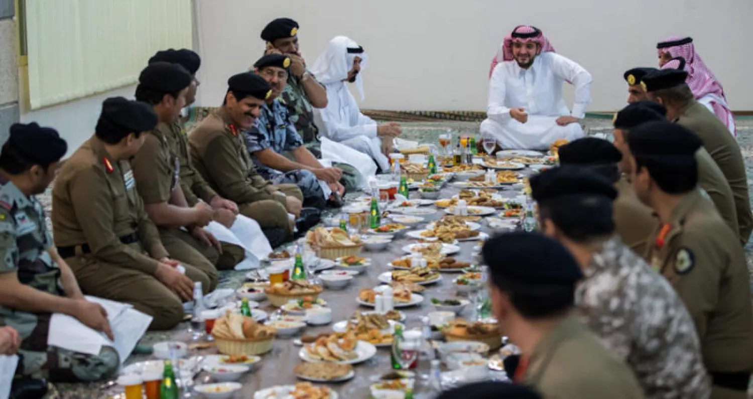 الأمير عبد العزيز بن سعود بن نايف يشارك قادة الأمن العام وقادة أمن العمرة في طعام الإفطار بالحرم المكي (واس)

وزير الداخلية السعودي محاطاً بقادة الأمن وسط حشود المصلين في المسجد الحرام (واس)