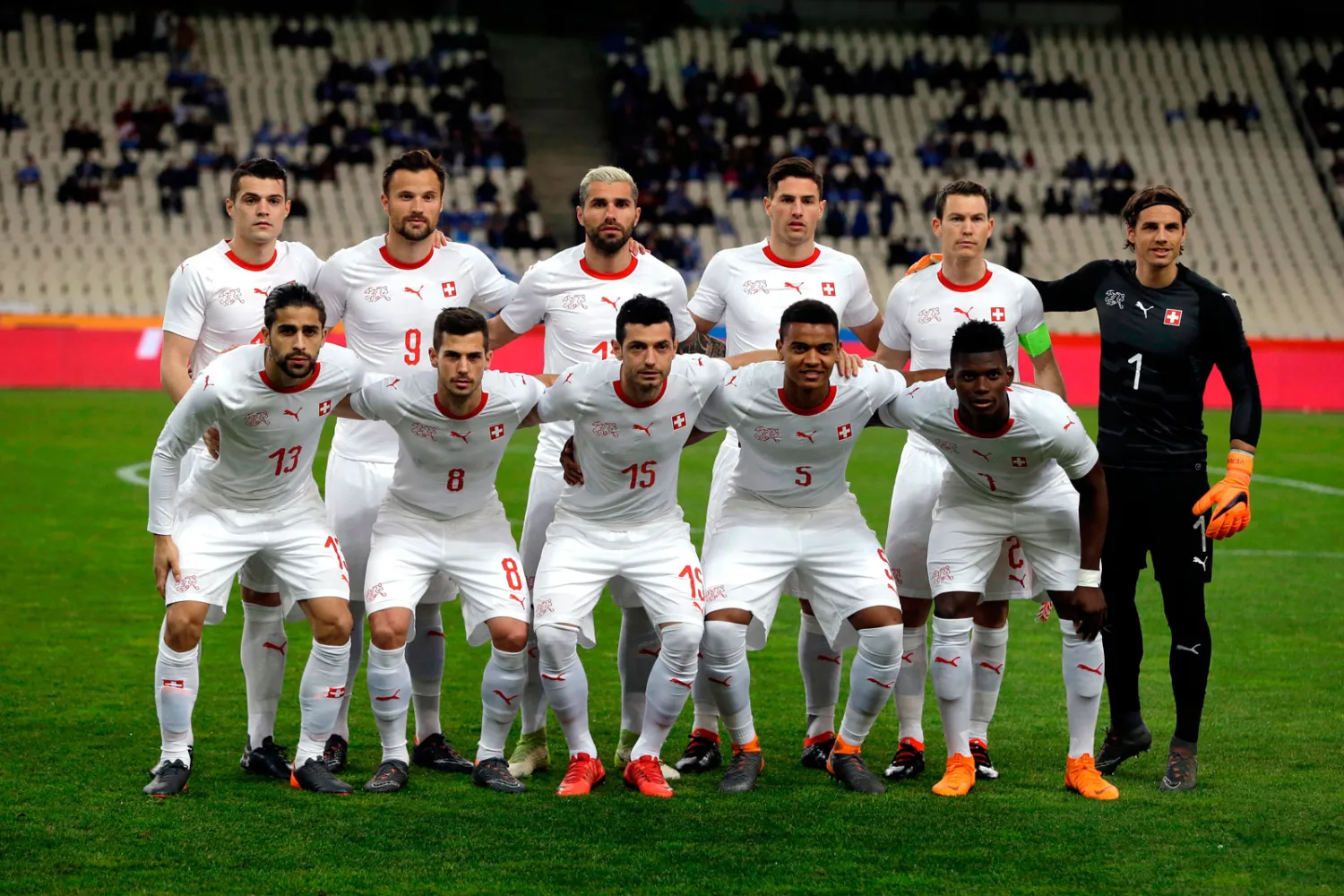 بلغت سويسرا دور الستة عشر في آخر بطولتين كبيرتين، لكنها لم تظهر في دور الثمانية منذ كأس العالم 1954 عندما استضافت المسابقة. وتقلصت آمال سويسرا بعض الشيء في الوصول إلى أدوار متقدمة بعد سحب القرعة. ومن المنتظر أن تتصدر البرازيل هذه المجموعة، على أن تقاتل سويسرا مع كوستاريكا وصربيا على المركز الثاني الذي سيجعل صاحبه يخوض صداماً محتملاً في دور الستة عشر مع ألمانيا المدافعة عن اللقب.