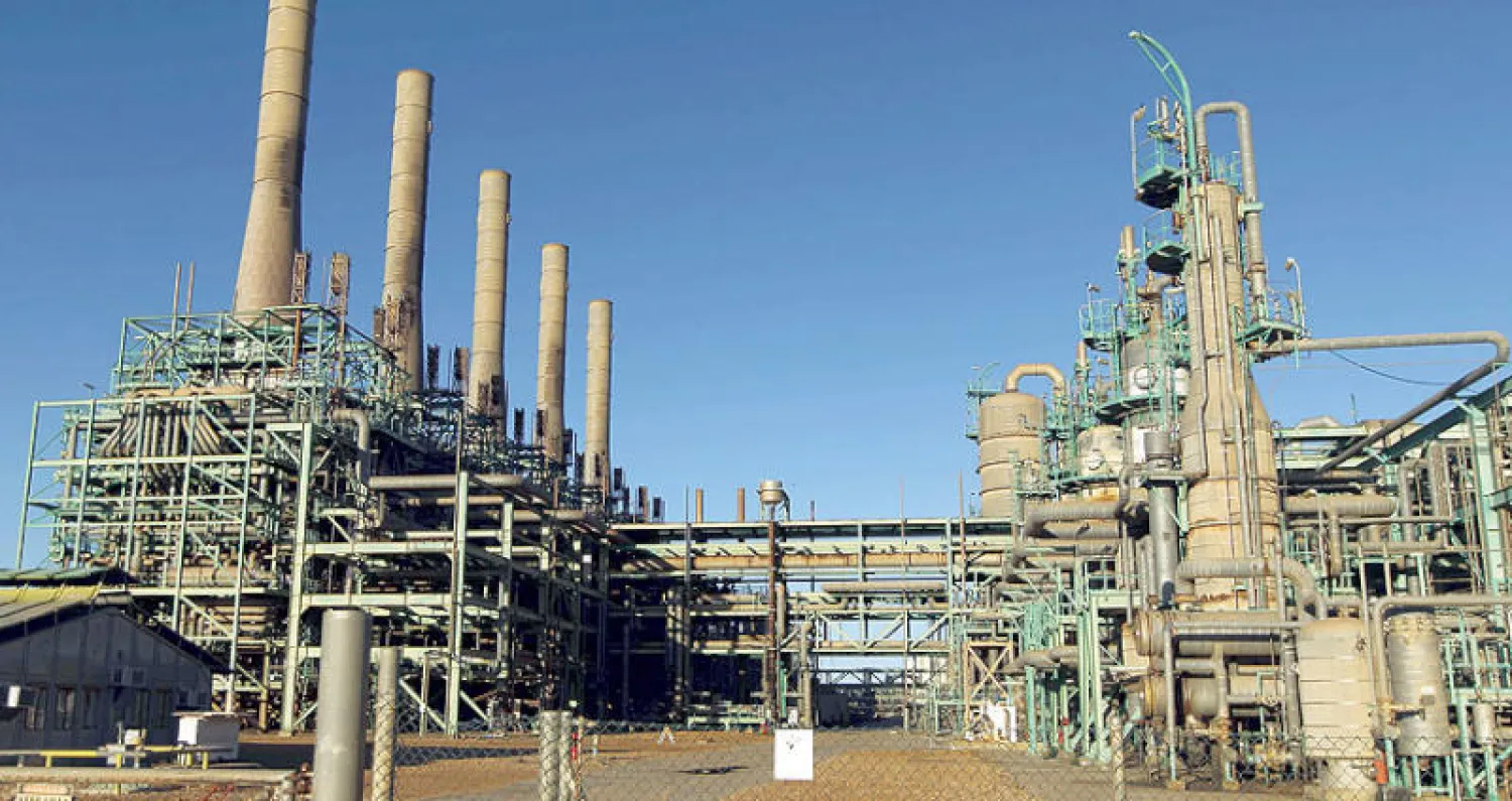 حقل بترول في مدينة راس لانوف التي شهدت اشتباكات مسلحة مع عناصر الجيش الليبي أمس (أ.ف.ب)