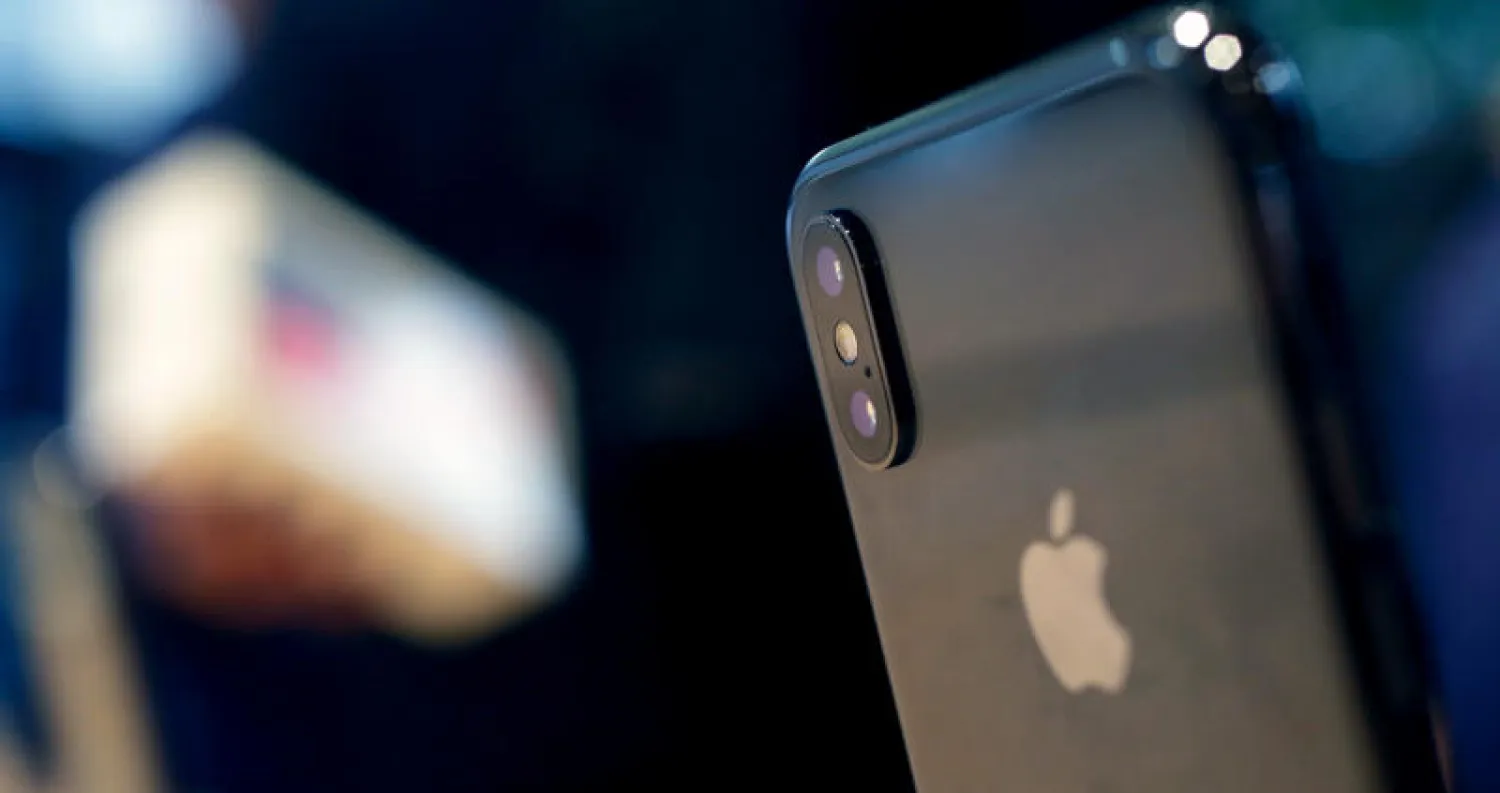 جهاز آيفون أكس من «آبل» (أ.ب)