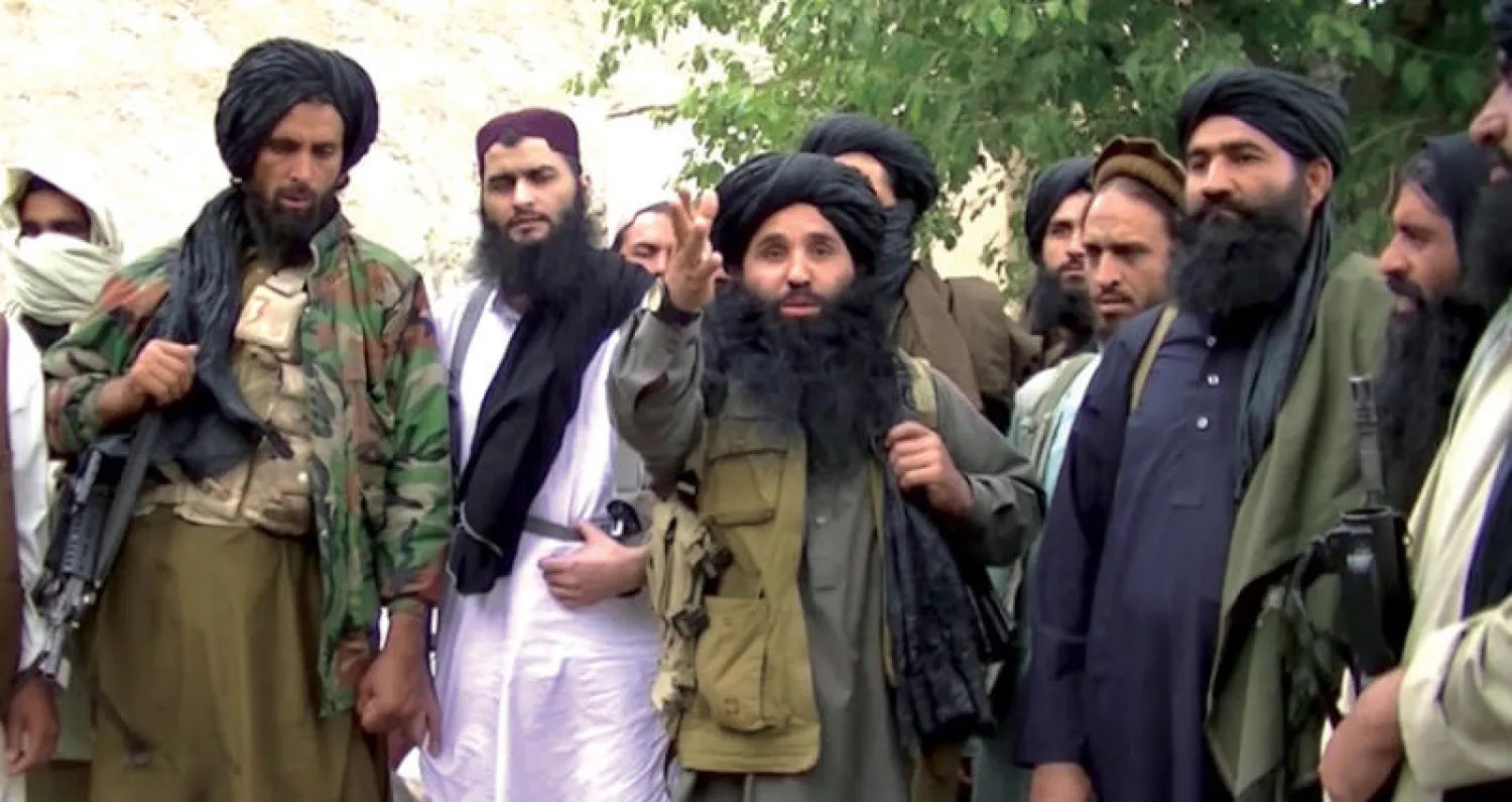 شريط فيديو دعائي بثته جماعة «تحريك طالبان» يظهر في الوسط زعيمها الملا فضل الله في مكان ما بالشريط الحدودي بين باكستان وأفغانستان عام 2014 (إ.ب.أ)