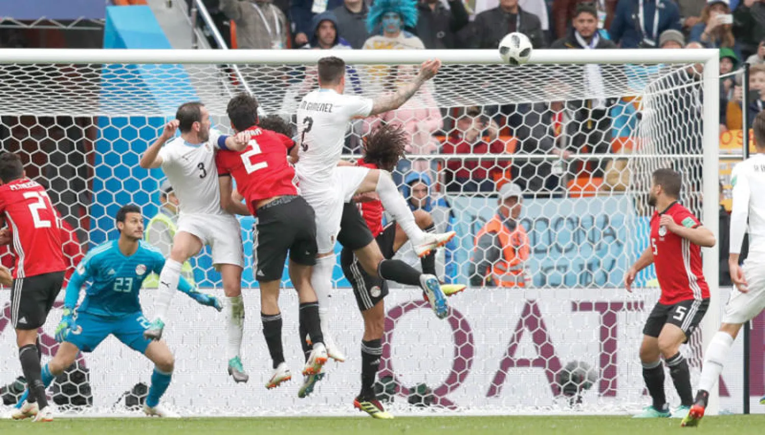 خيمينيز لاعب أوروغواي (في المنتصف) يسجل برأسه في شباك مصر (إ.ب.أ)