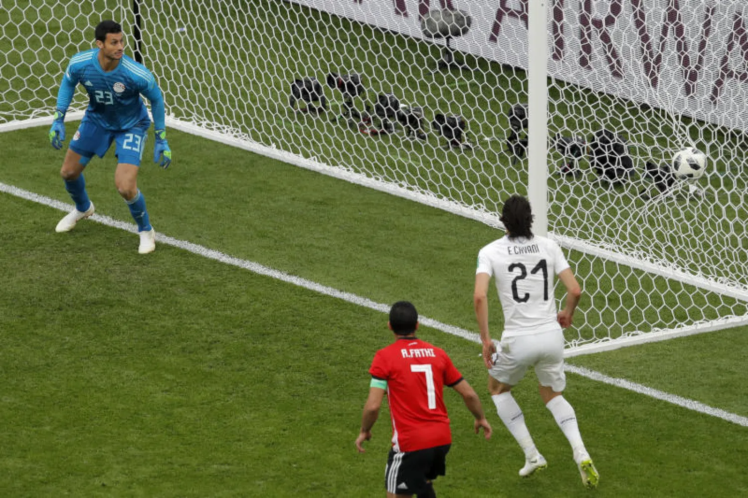 الحارس المصري محمد الشناوي ينظر للكرة بعد دخولها الشباك (أسوشيتد برس)