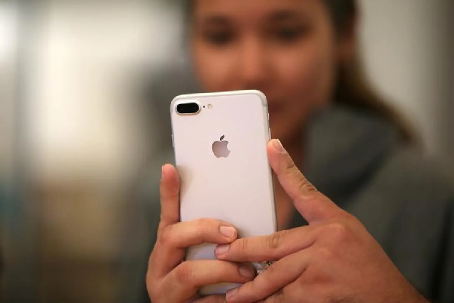 A customer views the new iPhone 7 smartphone inside an Apple Inc. store in Los Angeles, California, US, September 16, 2016. REUTERS/Lucy Nicholson/File Photo