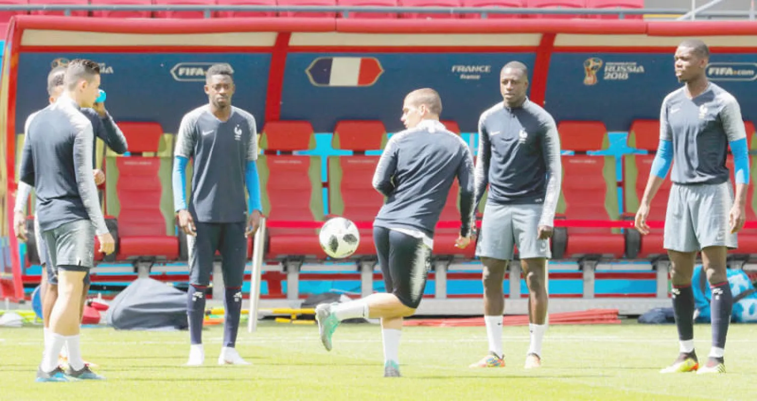 غريزمان نجم فرنسا (في الوسط) يستعرض خلال تدريب منتخب بلاده قبل المباراة الأولى بالمونديال (أ.ب)