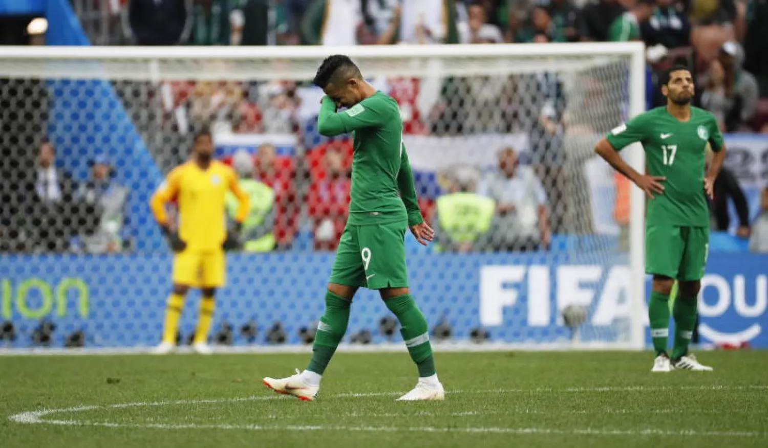 الحزن على وجوه لاعبي المنتخب السعودي بعد الخسارة بخماسية نظيفة أمام روسيا في افتتاح كأس العالم (إ.ب.أ)