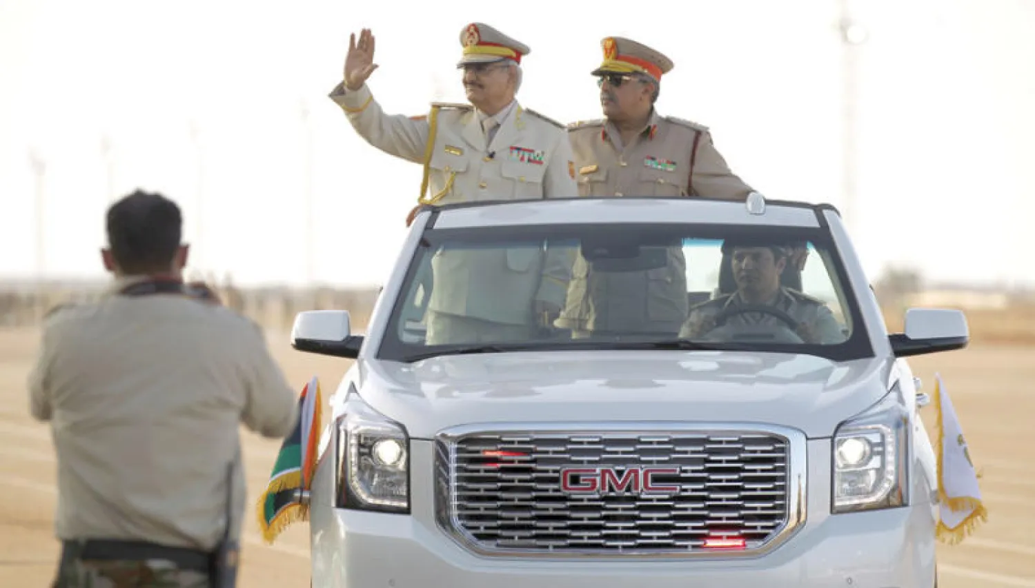 صورة أرشيفية لحفتر وهو يؤدي التحية لجنوده خلال حضور عرض عسكري شرق بنغازي (أ.ف.ب)