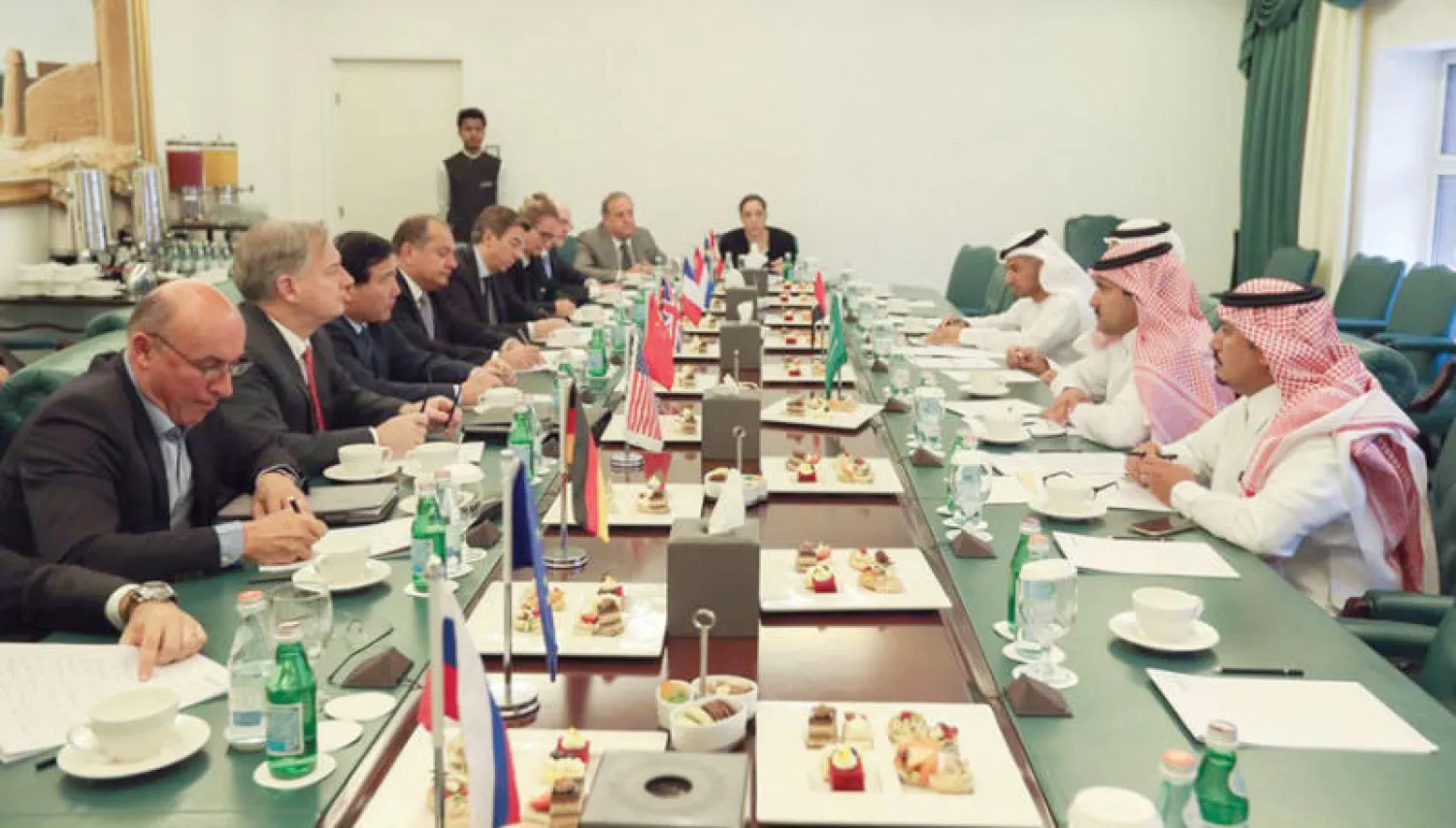 جانب من اجتماع آل جابر مع السفراء في الرياض أمس (واس)