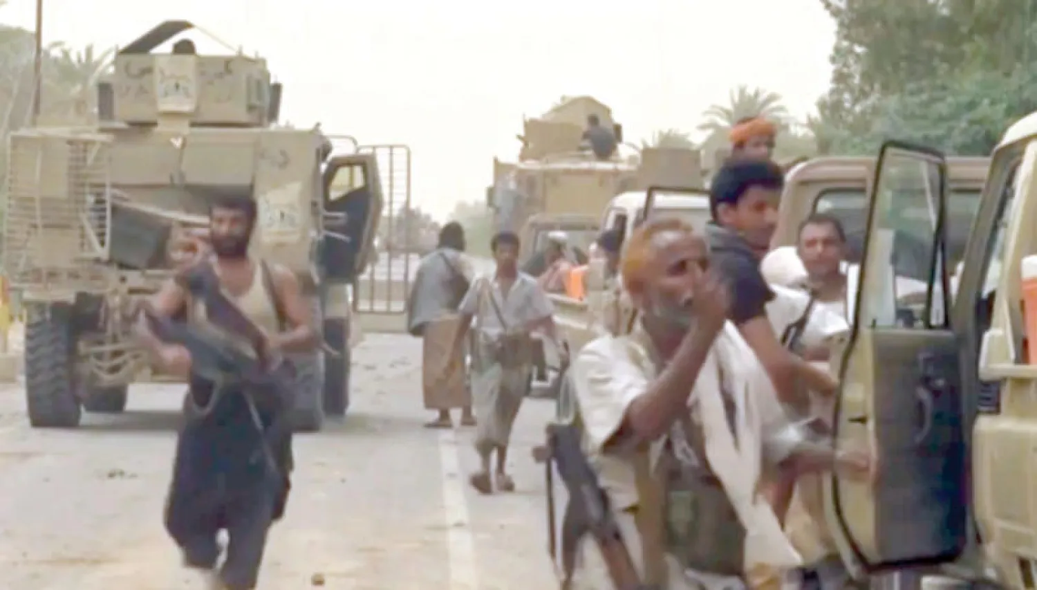 قوات الشرعية داخل مطار الحديدة أمس (أ.ب)