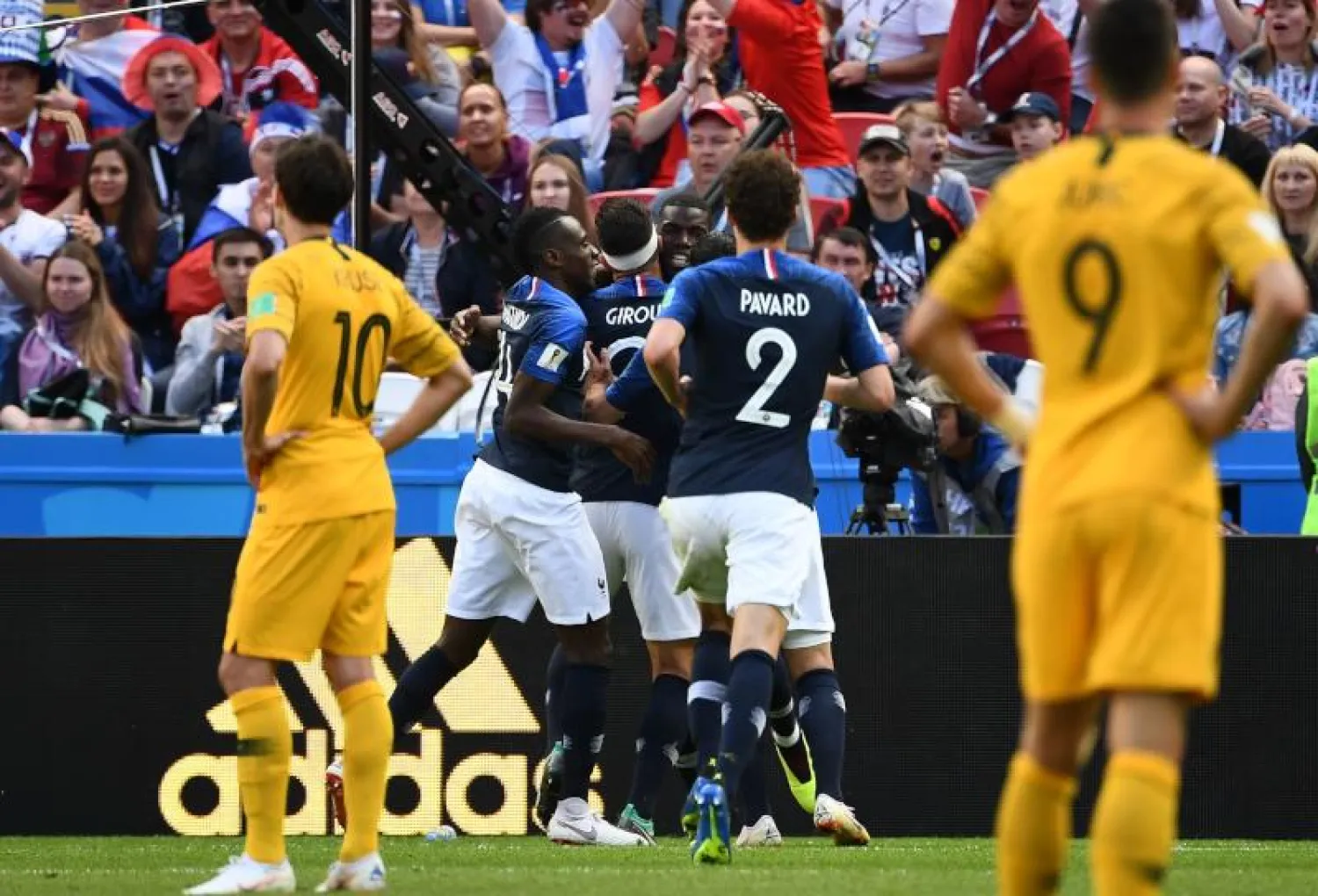 لاعبو المنتخب الفرنسي يحتفلون بهدف الفوز على أستراليا في افتتاح مواجهات المجموعة الثالثة بكأس العالم (أ.ف.ب)