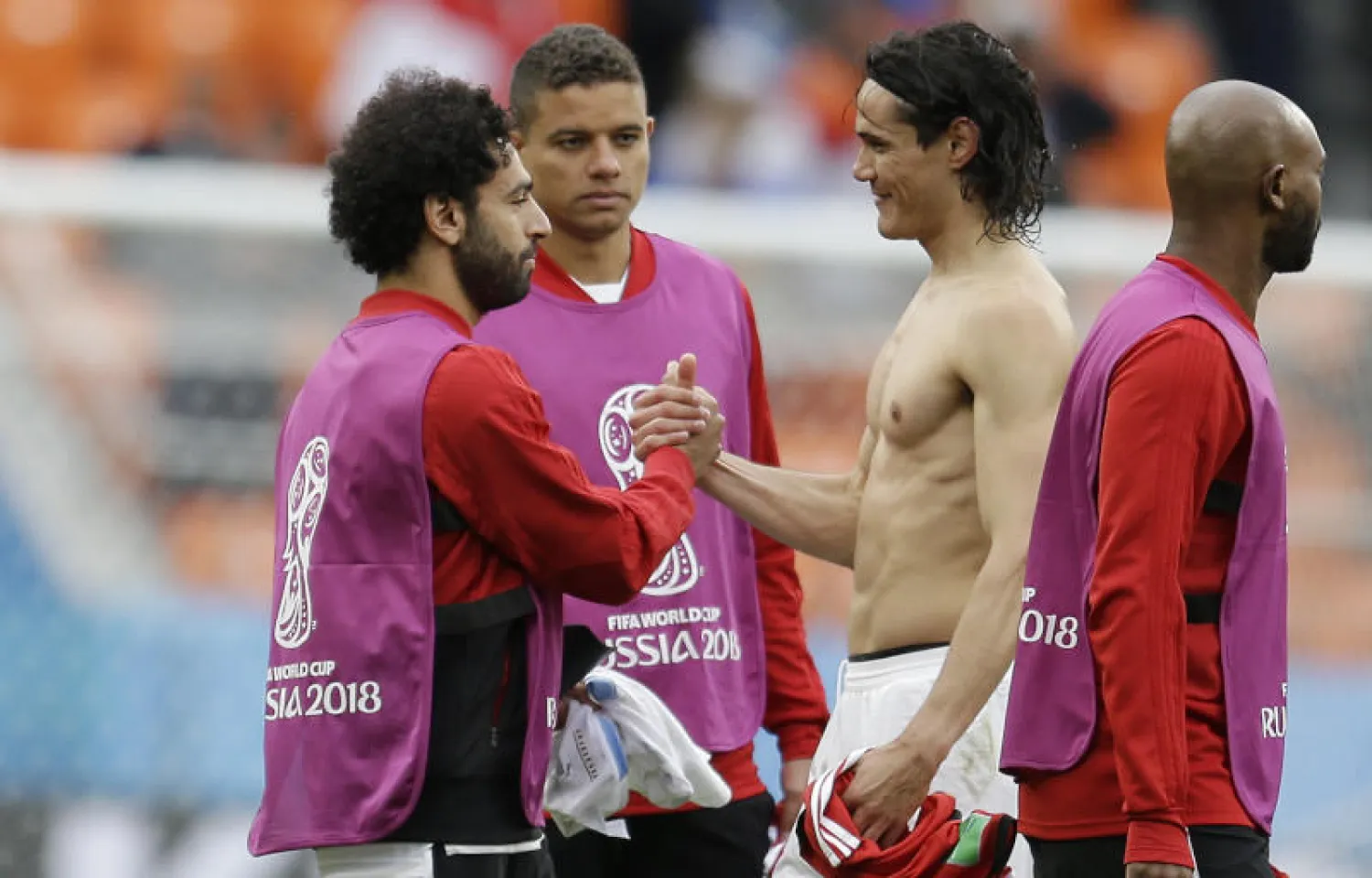 كافاني يصافح صلاح بعد مباراة مصر وأوروغواي في المونديال (أ.ب)