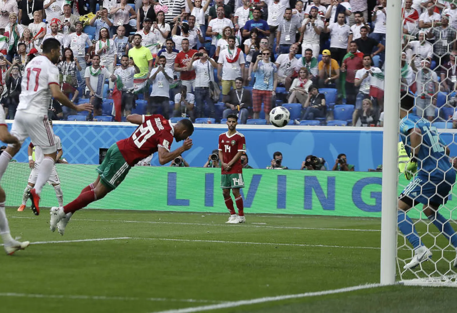 المهاجم المغربي عزيز بوحدوز يسجل الهدف العكسي في مباراة إيران بمونديال روسيا (أ.ب)