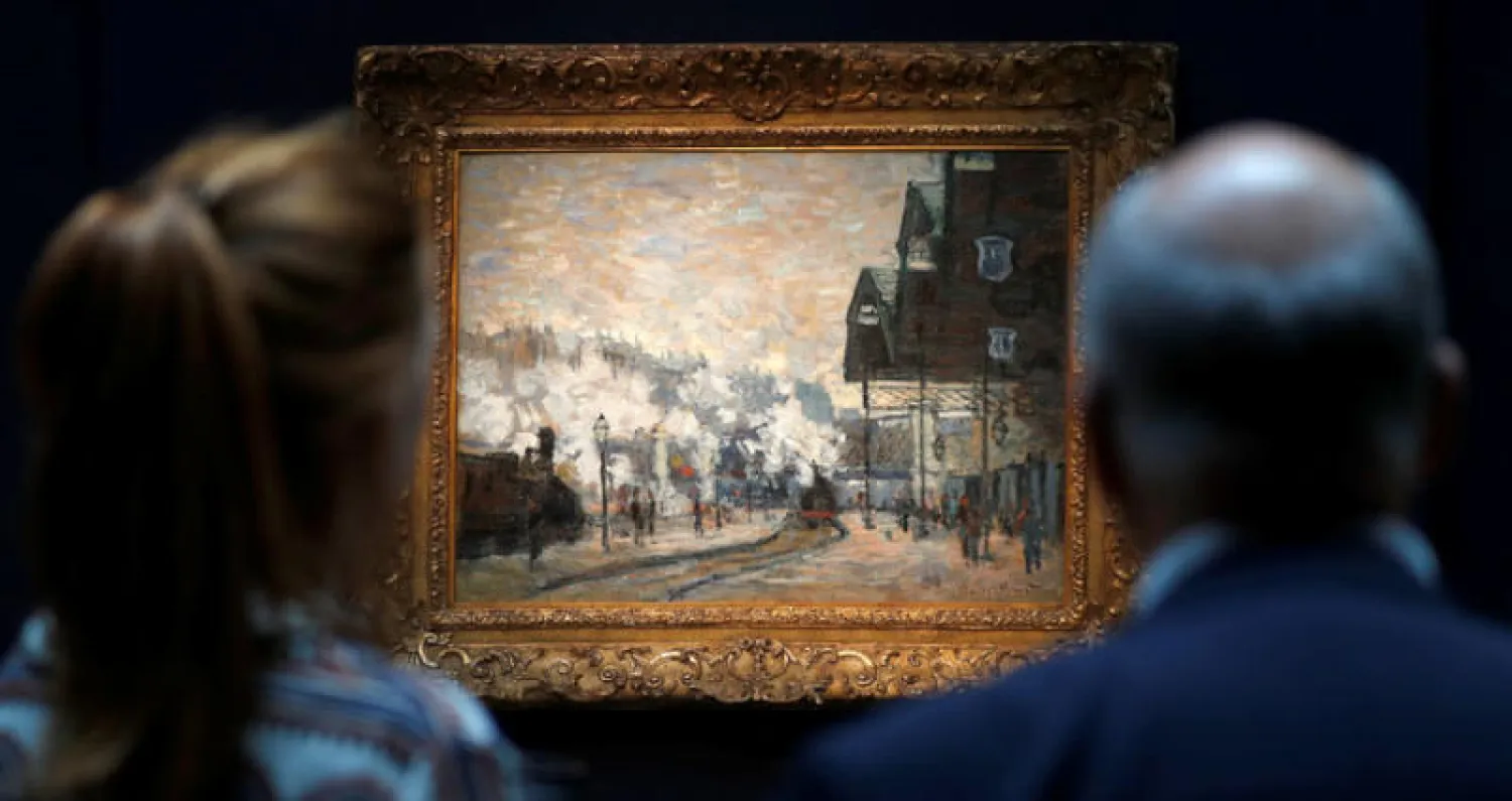 لوحة كلود مونيه «محطة سان لازار» أثناء عرضها بمقر كريستيز بلندن (رويترز)