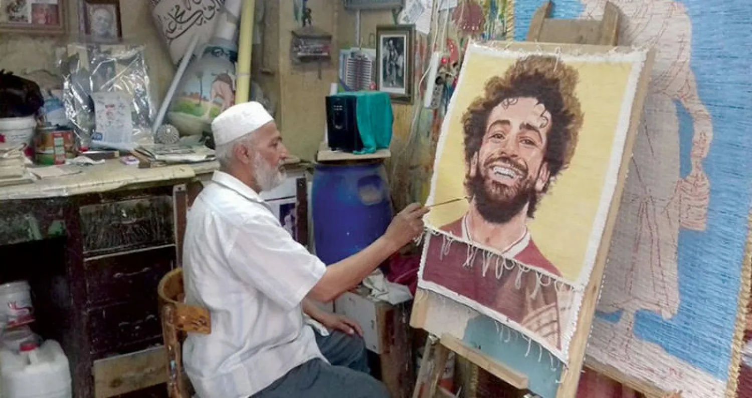 فتحي الخضري يرسم صورة صلاح في ورشته
