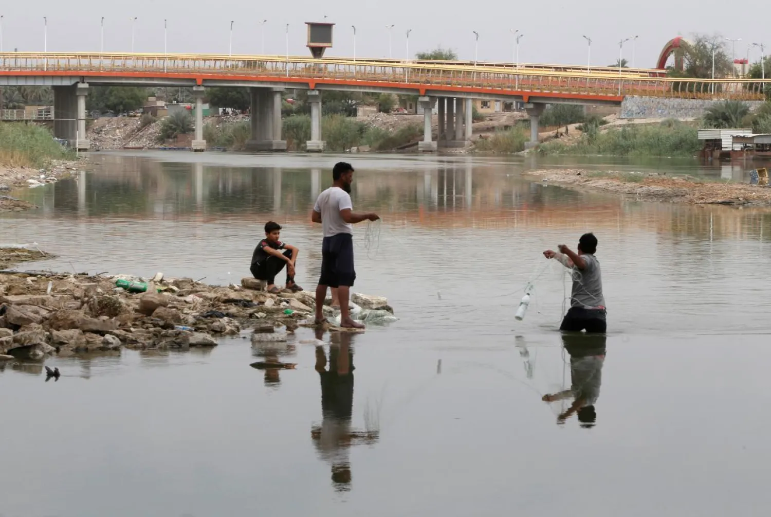 Iraqi fishermen prepare to fish in the Euphrates River in Samawa, Iraq June 5, 2018. Picture taken June 5, 2018. REUTERS/Essam al-Sudani