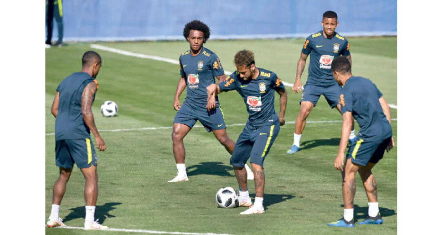 نيمار نجم البرازيل يستعرض بالكرة خلال التدريب الأخير قبل مواجهة سويسرا (أ.ف.ب)