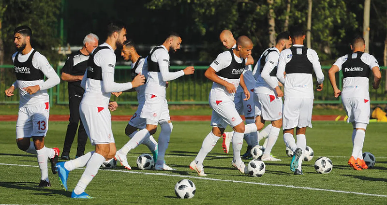 لاعبو تونس خلال التدريب الأخير قبل مواجهة إنجلترا (إ.ب.أ)