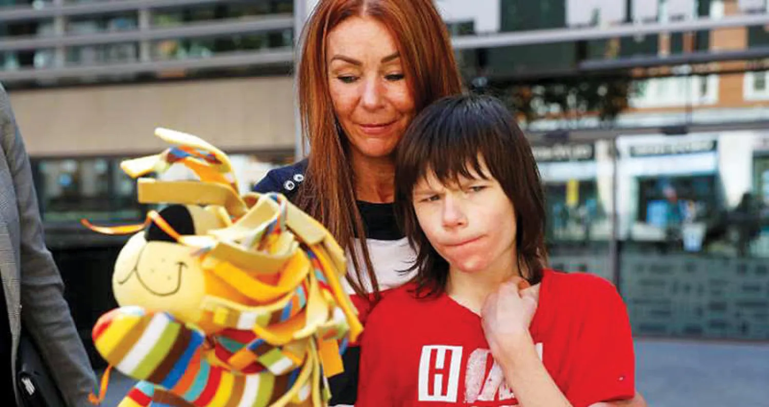 الطفل البريطاني مع والدته