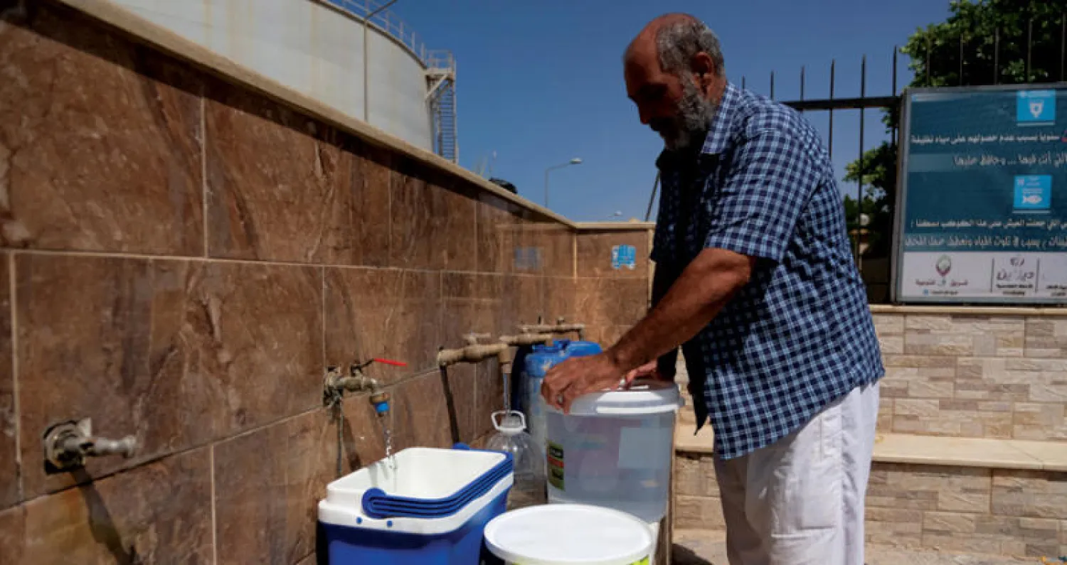 أحد مواطني درنة بعد تحرير اجزاء كبيرة في المنطقة من المتطرفين (رويترز)