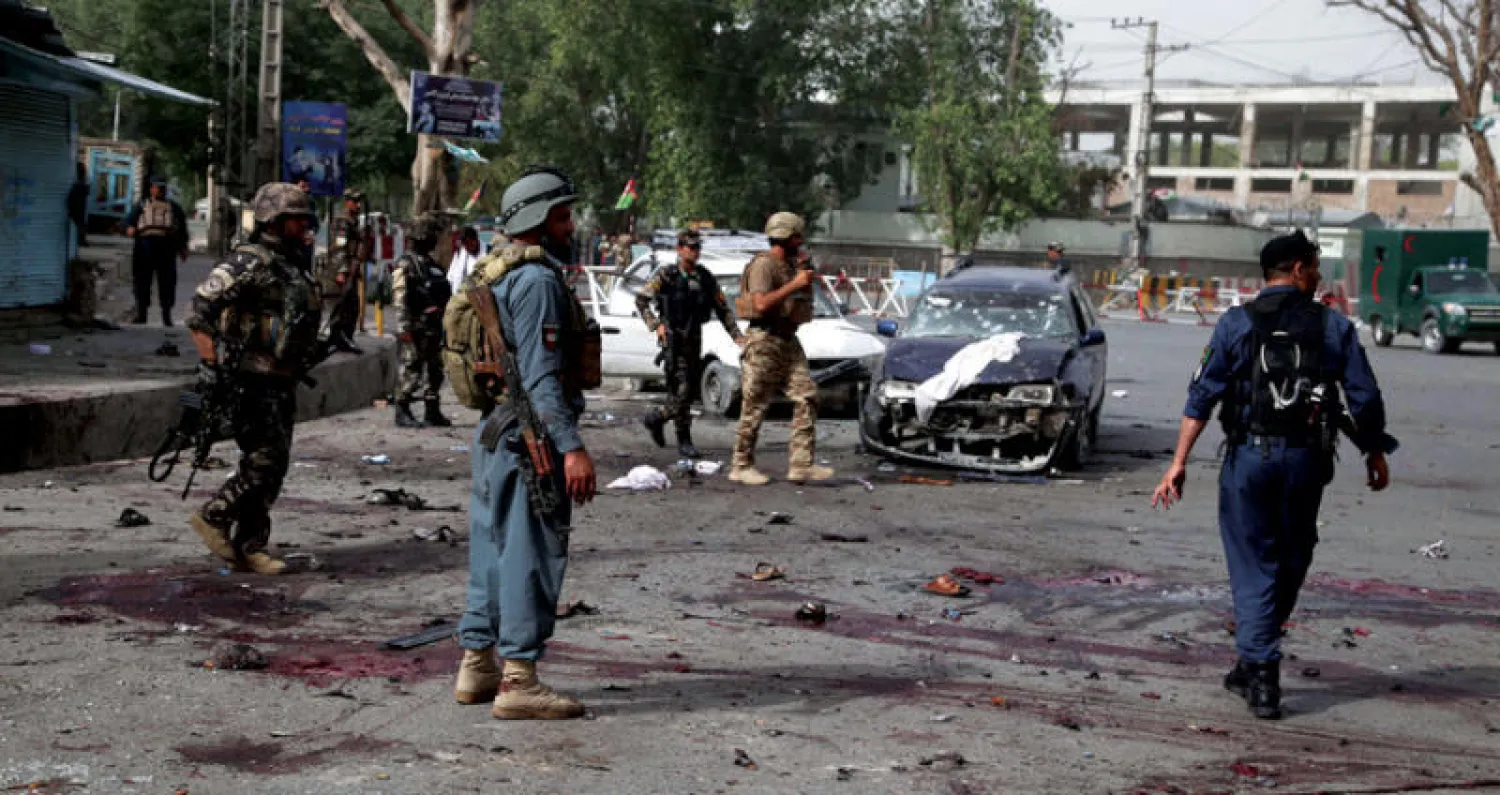 موقع التفجير الانتحاري في جلال آباد أمس (إ.ب.أ)