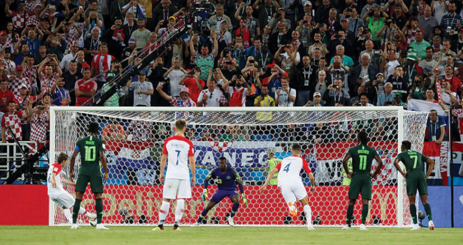مودريتش يسجل لصربيا من ركلة الجزاء في مرمى نيجيريا (رويترز)
