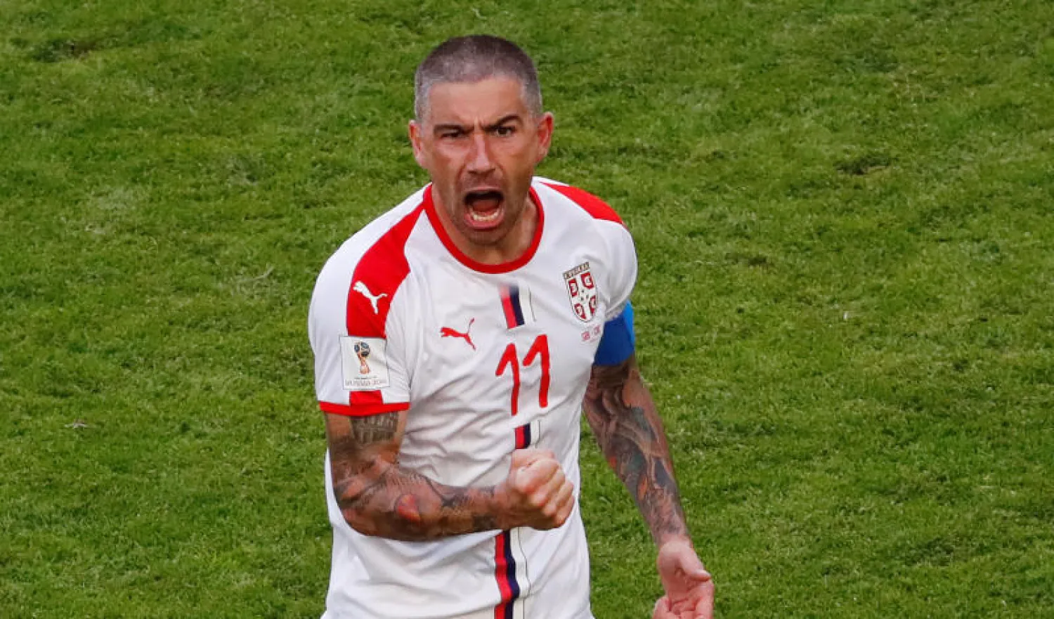 الصربي ألكسندر كولاروف يحتفل بعد تسجيله هدف المباراة الوحيد من ركلة رحلة أمام كوستاريكا (أ.ف.ب)