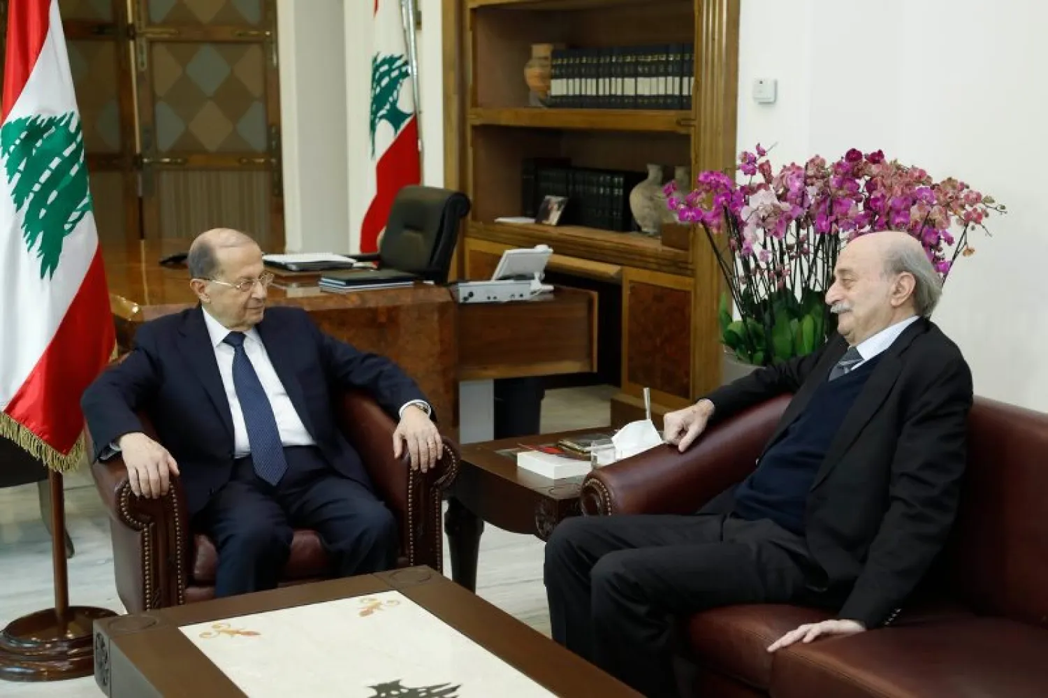 Lebanese President Michel Aoun meets PSP chief Walid Jumblat. (NNA file photo)