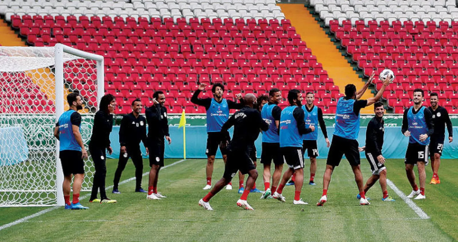 لاعبو مصر في التدريب أمس استعداداً لمواجهة روسيا الحاسمة (أ.ف.ب)