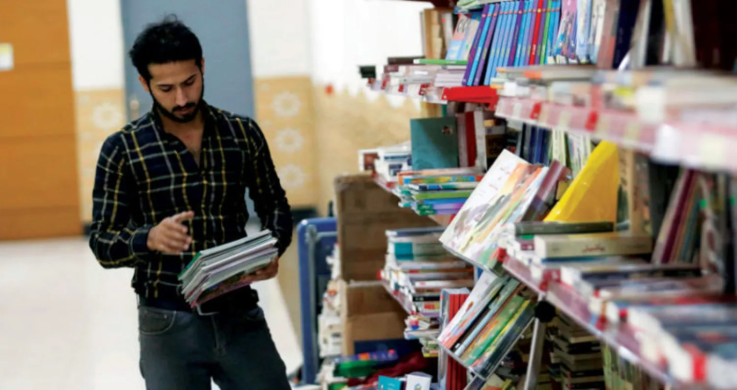 بائع كتب في مكتبته في مدينة البصرة بجنوب العراق أول من أمس (أ.ف.ب)