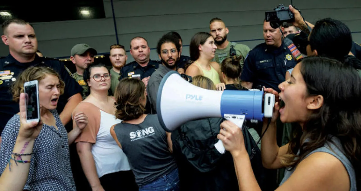 محتجون في «نيو أورليانز» حيث ألقى وزير العدل كلمة دافع فيها عن سياسة الهجرة لدى الإدارة الأميركية (أ.ب)