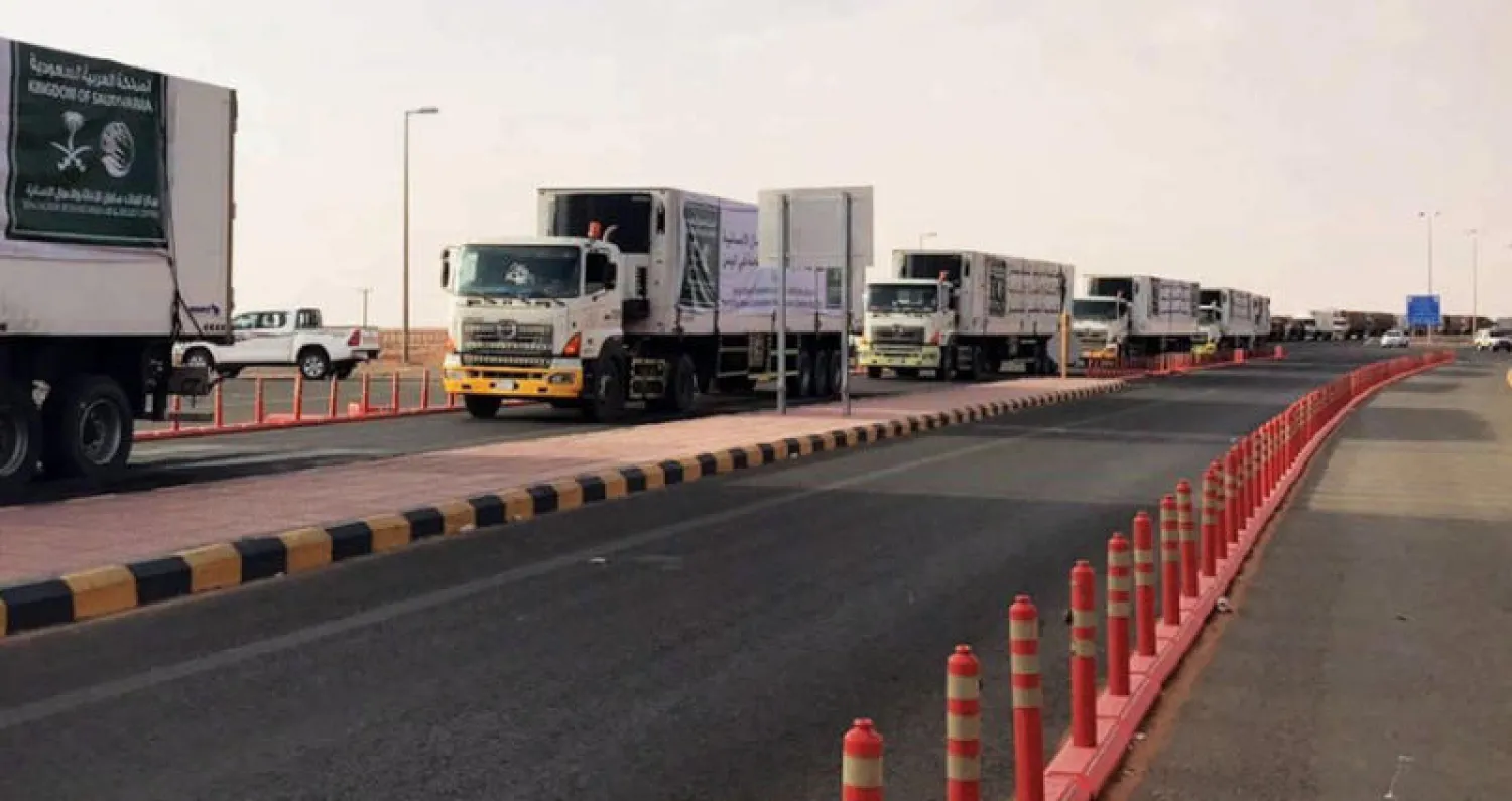 شاحنات مساعدات تعبر منفذ الوديعة الحدودي أمس (واس)