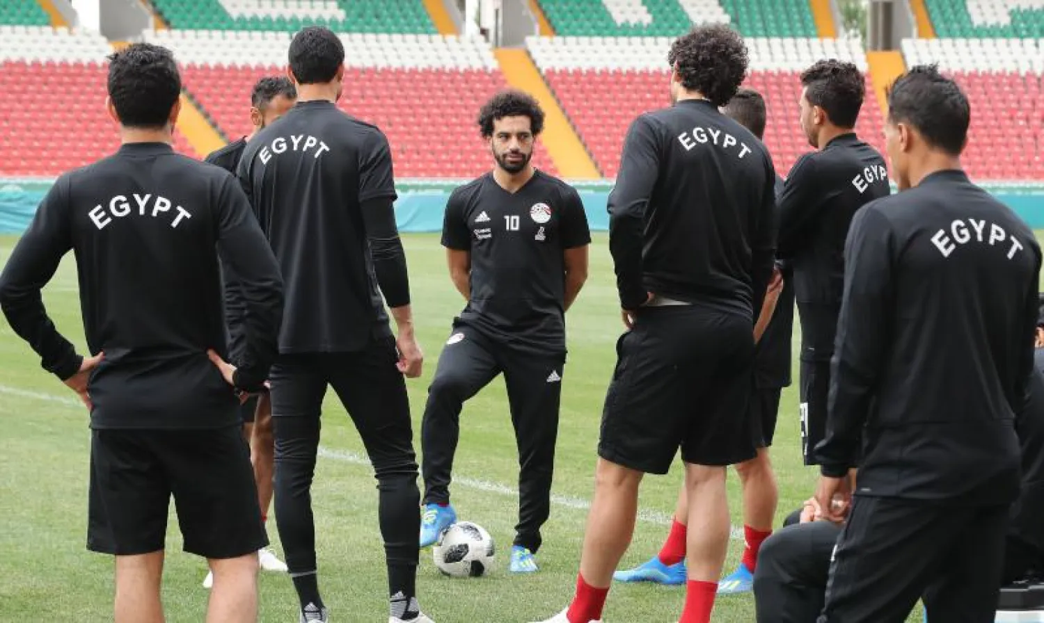 محمد صلاح خلال تدريب المنتخب المصري في مونديال روسيا (أ.ف.ب)