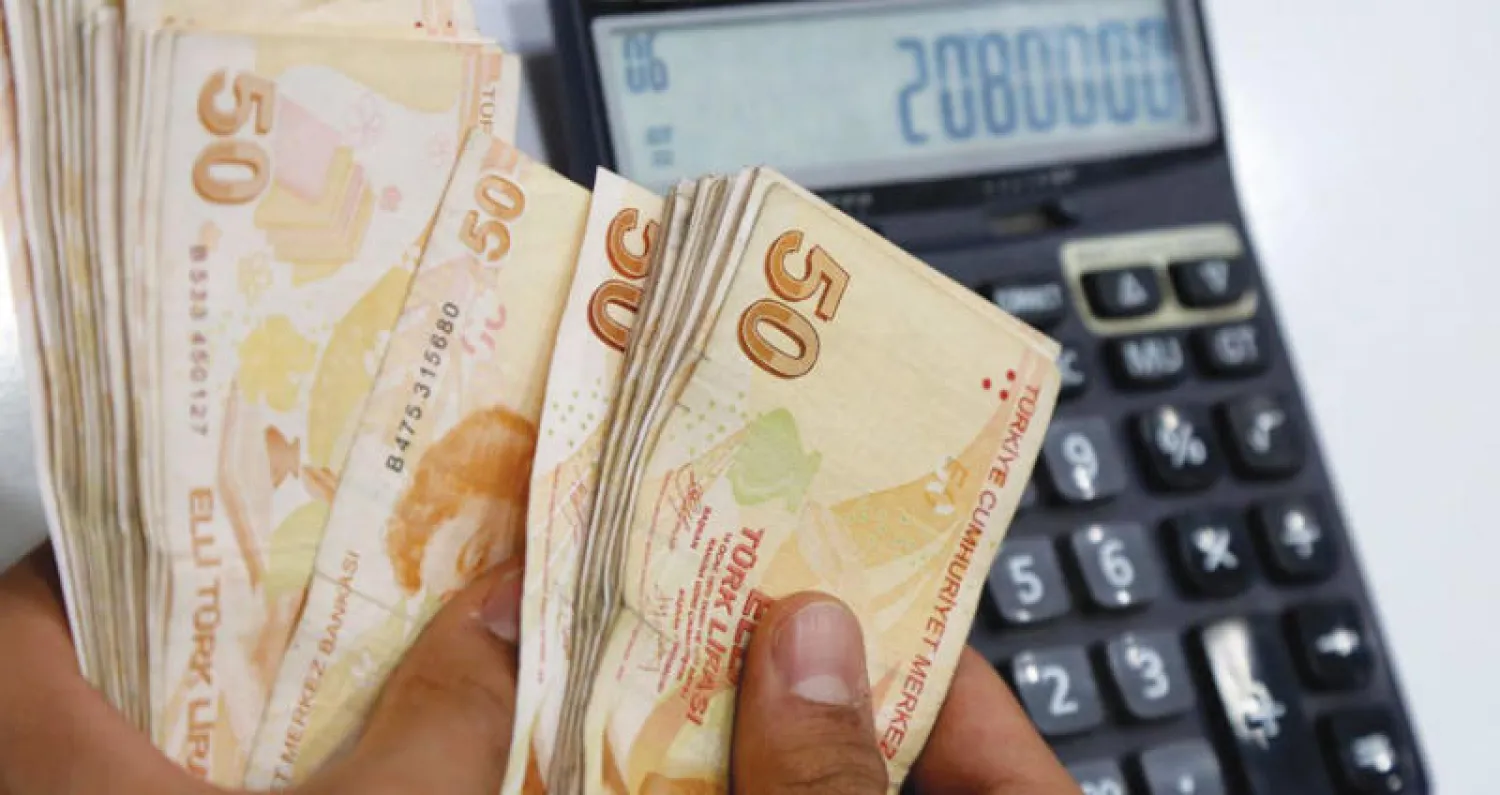 عاودت الليرة التركية أمس انخفاضها مع قرب الانتخابات البرلمانية والرئاسية المقررة الأحد المقبل (رويترز)