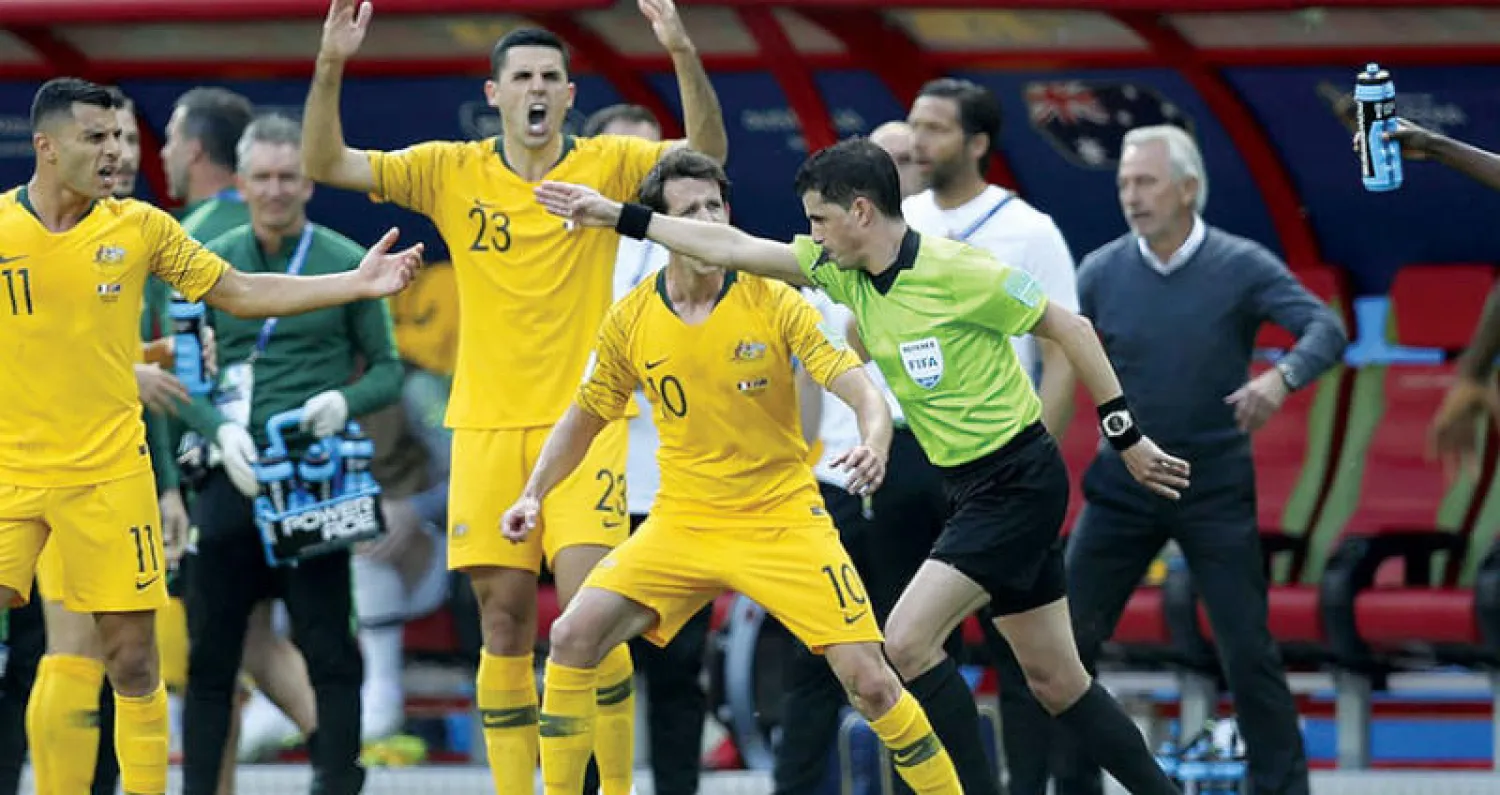 لاعبو أستراليا يعترضون على احتساب الحكم لركلة جزاء لفرنسا بعد تطبيق تقنية الفيديو